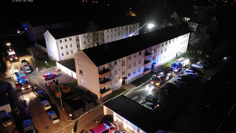 Bei dem Feuer in einem Mehrfamilienhaus in Öhringen entstand ein hoher Schaden. Das Feuer griff von der Wohnung im Dachgeschoss auf das Dach über. Der gesamte Wohnkomplex musste evakuiert werden. 