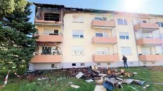 Bei einem Brand in einem Mehrfamilienhaus Öhringen kam es zu einem hohen Schaden. Die Menschen wurden in einer Turnhalle untergebracht. 