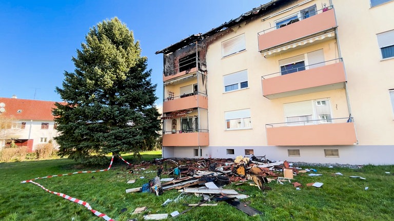 Bei einem Brand in einem Mehrfamilienhaus Öhringen kam es zu einem hohen Schaden. Die Menschen wurden in einer Turnhalle untergebracht. 