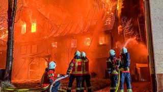 In Crailsheim sind in der Nacht auf Montag ein Wohnhaus und eine Scheune komplett abgebrannt. Die Flammen schossen meterhoch aus dem Gebäude. 