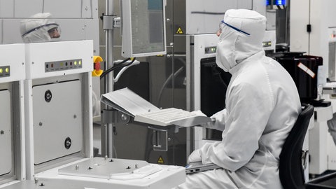 Ein imec-Mitarbeiter sitzt in einem Forschungszentrum für Mikroelektronik. (Archivbild)