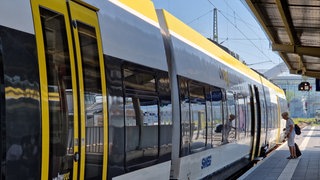 Bahnverkehr. Symbolbild. SWEG bwegt. Zug hält am Bahnhof Heilbronn.