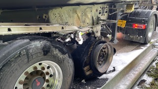 Brennender Lkw-Auflieger an der Raststätte Wunnenstein. Die A81 Richtung Stuttgart war kurzzeitig gesperrt. 