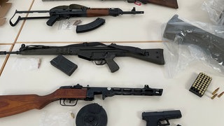 Fünf Angeklagte aus dem Umfeld des "Reichsbürgers" Ingo K. aus Boxberg sollen illegal Waffen besessen haben.