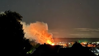 Feuer in einer Industriehalle in Massenbachhausen. Dabei ist laut Polizei ein Schaden von rund 600.000 Euro entstanden. 