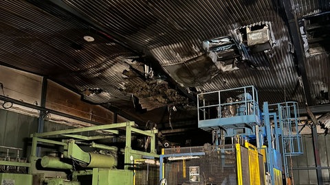 Bei einem Feuer in einer Industriehalle in Massenbachhausen entstand ein Schaden von rund 600.000 Euro. Diese Maschine stand in Flammen, die auch auf das Dach übergriffen. 