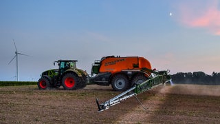 Ein Traktor mit einer Pestizid- und Düngerspritze auf einem Feld (Symbolbild). Gift-Cocktail Trinkwasser? Wasserversorger aus Heilbronn-Franken will TFA herausfiltern