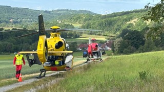 Zwei Rettungshubschrauber bei ihrem Einsatz in Schöntal. Bei dem Unfall mit einem Krankentransport ist ein zehnjähriger Junge ums Leben gekommen. 