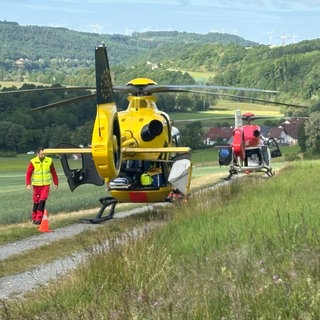Zwei Rettungshubschrauber bei ihrem Einsatz in Schöntal. Bei dem Unfall mit einem Krankentransport ist ein zehnjähriger Junge ums Leben gekommen. 