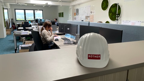 In der hauseigenen Bauplanungsabteilung arbeiten zum Beispiel Architekten an neuen Modeparks.