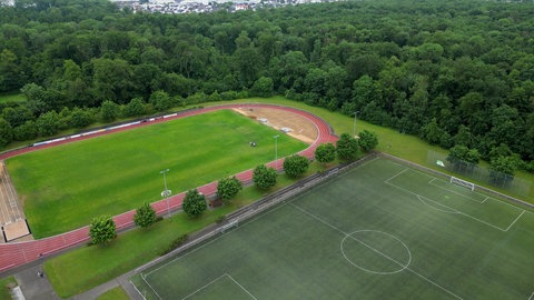 Der Rasenplatz (links) des FSV Bad Friedrichshall ist durch den Engerling befallen. Der Kunstrasenplatz (rechts) ist durch sein Alter in einem schlechten Zustand. 