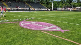 Die pinke Schleife, die auf die Brustkrebsvorsorge aufmerksam machen soll, wurde beim ersten "Pink Bowl" der Schwäbisch Hall Unicorns kurzerhand mit einem Football kombiniert.