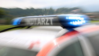 Symbolbild: Das Blaulicht eines Notarztautos. Auf der A6 bei Crailsheim kam es zu einem tödlichen Auffahrunfall.