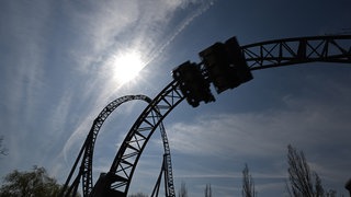 Eine Achterbahn im Freizeitpark Tripsdrill in Cleebronn: Am Dienstag ist ein Feuer im Keller in einem Restaurant ausgebrochen. Die Brandursache war ein technischer Defekt.