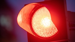 Rote Ampel (Symbol): Auf der B27 bei Talheim kam es zu einem schweren Unfall, weil ein 80-Jähriger vermutlich über eine rote Ampel gefahren ist.