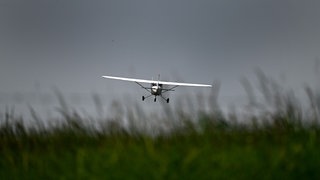 Ein Segelflugzeug (Symbol) im Landeanflug: Bei Stimpfach ist ein Pilot ums Leben gekommen. 