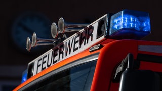 Ein Wagen der Feuerwehr mit Blaulicht: Ein geplatzter LKW-Reifen führte zu einem Böschungsbrand entlang der A6 zwischen Kirchberg an der Jagst und Crailsheim. 