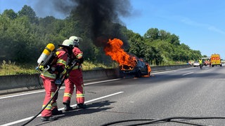 Am Weinsberger Kreuz auf der A6 ist es am Sonntag zu einem folgenschweren Auffahrunfall gekommen. Ein Auto brannte komplett aus. Bei 35 Grad Hitze bildete sich ein langer Stau.