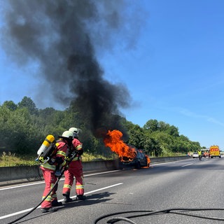 Am Weinsberger Kreuz auf der A6 ist es am Sonntag zu einem folgenschweren Auffahrunfall gekommen. Ein Auto brannte komplett aus. Bei 35 Grad Hitze bildete sich ein langer Stau.
