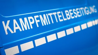 Auf einem blauen Fahzeug steht die Aufschrift "Kampfmittelbeseitigung": In Heilbronn haben Kinder eine Panzersprenggranate entdeckt. Der Kampfmittelräumdienst musste ausrücken.