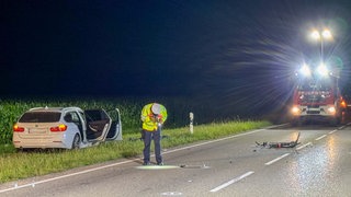 Bei einem Unfall auf der Landstraße zwischen Öhringen und Neuenstein (beide Hohenlohekreis) ist ein Radfahrer ums Leben gekommen.