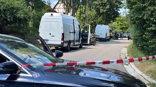 In Rosengarten gibt es einen größeren Polizeieinsatz. Ein Mann hat sich nach einem Messerangriff auf die Polizei in seiner Wohnung verschanzt.