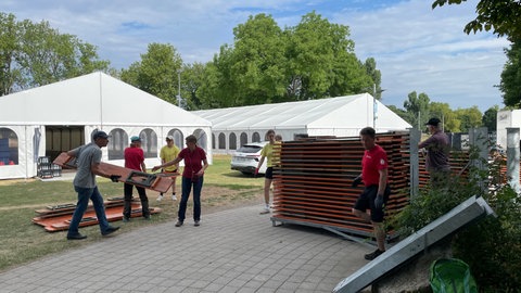 Die ehrenamtichen Helferinnen und Helfer sind am Sonntag noch mit dem Abbau im Frankenstadion in Heilbronn beschäftigt.