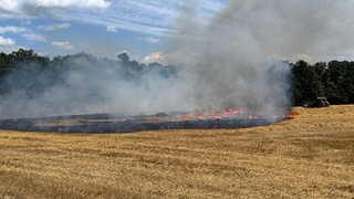 In Bühlerzell ist eine Ballenpresse in Brand geraten. Das Feuer breitete sich rasch auf dem Feld aus. Der Flächenbrand sorgte für einen Großeinsatz der Feuerwehren. 