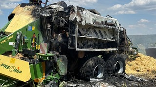 In Bühlerzell ist eine Ballenpresse in Brand geraten. Das Feuer breitete sich rasch auf dem Feld aus. Der Flächenbrand sorgte für einen Großeinsatz der Feuerwehren. 