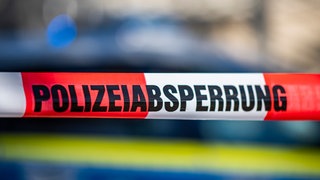 Ein Absperrband der Polizei (Symbolbild): Vor der Haustür von Bürgermeister Timo Natter aus Langenbrettach wurde eine Bombenattrappe gefunden. Nun äußert sich der Bürgermeister zu dem Vorfall.