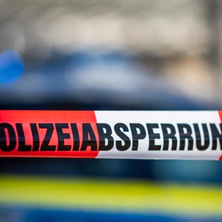 Ein Absperrband der Polizei (Symbolbild): Vor der Haustür von Bürgermeister Timo Natter aus Langenbrettach wurde eine Bombenattrappe gefunden. Nun äußert sich der Bürgermeister zu dem Vorfall.