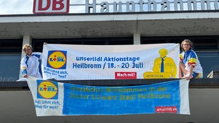 Aktivisten haben ein Banner über dem Eingang des Heilbronner Hauptbahnhofs platziert.