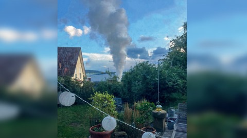 Gasaustritt in Obersulm: Nachdem bei Baggerarbeiten ein Gastank beschädigt wurde, schoss eine haushohe Gasfontäne in den Himmel.