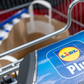 Ein Einkaufswagen mit dem Logo des Discounters Lidl (Symbolbild). 500 Produkte will Lidl reduziert haben. Von der Verbraucherzentrale kommt Kritik an der Rabattaktion. 