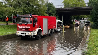 Heftiger Regen hat in Heilbronn mehrere Straßen überflutet: Die Feuerwehr musste ausrücken. Auch Gullideckel wurden durch die Wassermassen gehoben.
