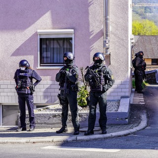 Bewaffnete Polizisten umziegeln 2022 ein Haus in Boxberg. Am Dienstag gab es am selben Anwesen eine SEK-Razzia, bei der vier mutmaßliche Reichsbürger festgenommen worden sind.  
