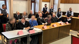 Fünf mutmaßliche Angehörige der sogenannten Reichsbürger-Szene müssen sich vor dem Mosbacher Landgericht verantworten.