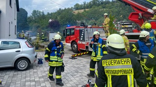 In Untergruppenbach sind zwei Schuppen in Brand geraten. Die Flammen griffen auch auf ein Wohnhaus und ein Auto über.