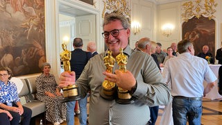 Der dreifache Oscargewinner Gerd Nefzer aus Schwäbisch Hall trägt sich in das Goldene Buch der Stadt ein.