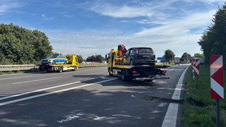 Verbeulte Autos und Streifenwagen der Polizei werden anbgeschleppt. Bei einer Verkehrskontrolle auf der A81 bei Ilsfeld kam es am Samstagmorgen zu einem Unfall mit zwei Polizeiautos.
