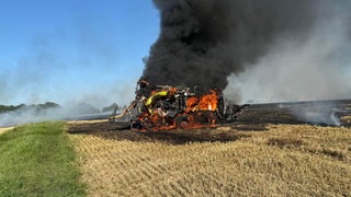 Eine Strohpresse steht auf einem Feld bei Külsheim in Flammen. Die Feuerwehr lobt den schnellen Einsatz und die Unterstützung mehrerer Landwirte.