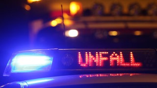 Blaulichter leuchten auf einem Notarztwagen. Ein 31-jähriger Autofahrer ist am Montagabend bei Haßloch ums Leben gekommen.