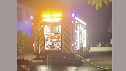 Ein Einsatzfahrzeug der Feuerwehr. Bei einem Wohnungsbrand in Schwäbisch Hall ist in der Nacht ein Mensch ums Leben gekommen.