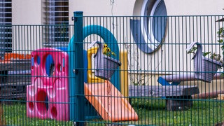 Spielgeräte im Garten einer Kindertagesstätte (Symbolbild). Ein Erzieher-Azubi sitzt in U-Haft. Er soll in einer städtischen Kita in Heilbronn mehrere Kinder unsittlich angefasst haben.