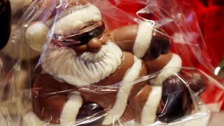 Ein Schokoladen-Nikolaus (Symbolbild). Noch mitten in den Sommerferien füllen Supermärkte wie Lidl und Kaufland ihre Regale mit Weihnachtsgebäck. Warum eigentlich?
