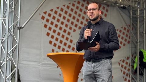 Pfarrer Jakobus Hartmann bei der Gedenkansprache in Niedernhall