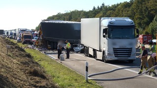 Rettungskräfte an der Unfallstelle auf der A6