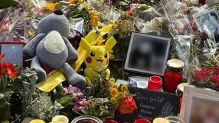 Nach der Tat, bei der ein 12-jähriger Junge ums Leben kam, ist die Anteilnahme in Niedernhall groß. Auf dem Parkplatz wurden Blumen niedergelegt. Der Tod eines 12-Jährigen in Niedernhall hat auch in den sozialen Medien für viele Diskussionen gesorgt. Dabei ging es oft um die Frage: Mord oder Totschlag?