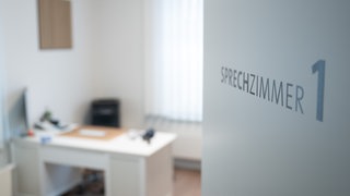 Blick in ein leeres Sprechzimmer (Symbolbild). Das neue Hausarztkonzept "HÄPPI" soll Hausärzte entlasten und Patientinnen und Patienten eine schnelle Versorgung bieten.