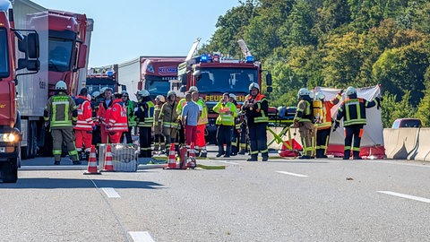 Lkw kracht in Stauende und schiebt zwei weitere Sattelzüge und ein Auto zusammen (Archivbild). Ein tödlicher Unfall auf der A6 beschäftigt weiterhin die Polizei. Sie ermittelt gegen Gaffer.